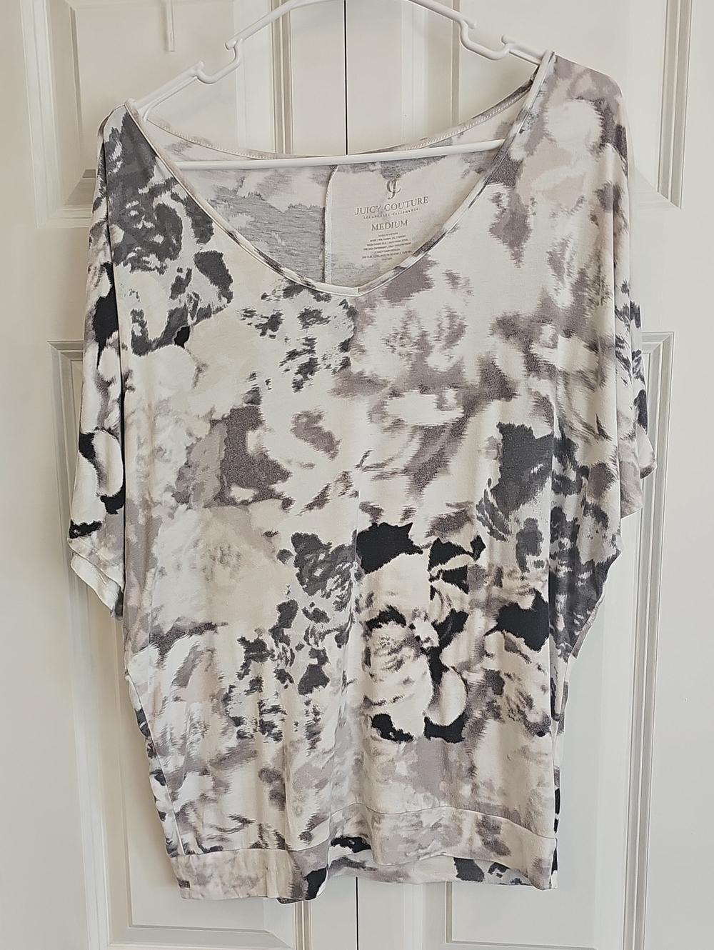 Juicy Couture Gray, Black & White V-Neck Printed Short Sleeve Top